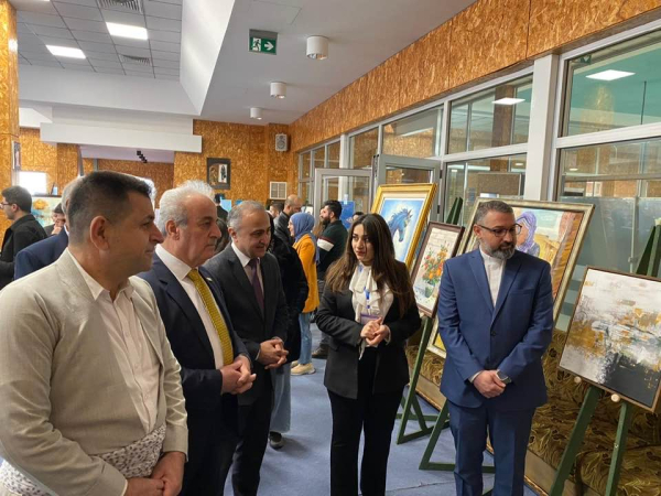 السكرتير العام يشارك معرضا فنيا في عنكاوا