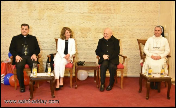 سيدة العراق الاولى توزع هدايا للأطفال بمناسبة اعياد الميلاد