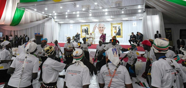 البابا يدعو من جنوب السودان إلى نبذ العنف وإشاعة السلام وحماية حقوق النازحين