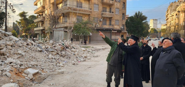 البطريرك يونان يتفقّد الأبنية المهدَّمة جراء الزلزال في منطقة العزيزية في حلب