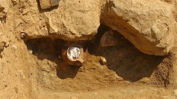 فتاة عراقية تعثر على فخارية أثرية من العصر السومري