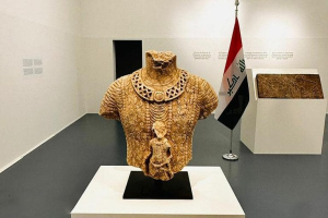 وزير الخارجية يتسلم قطع اثرية تعود إلى الحضارة الآشورية