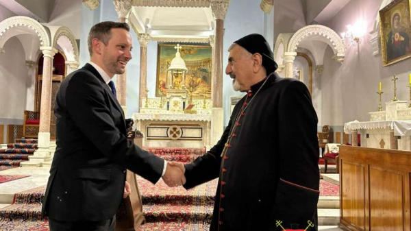 الوزير الهنغاري &ldquo;تريستان أزبي&rdquo; يلتقي بصاحبي القداسة افرام الثاني ويونان