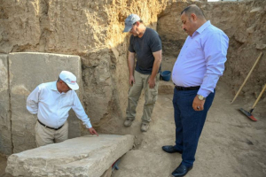 عثور على منحوتات آشورية أثرية من الرخام تعود لعصر الملك سنحاريب