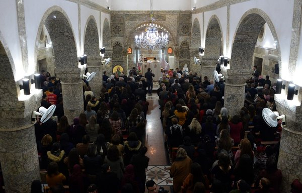 باحثٌ أكاديمي يجري استبياناً للمجتمع المسيحي في الموصل حول اللهجات والطقوس والتراث المسيحي