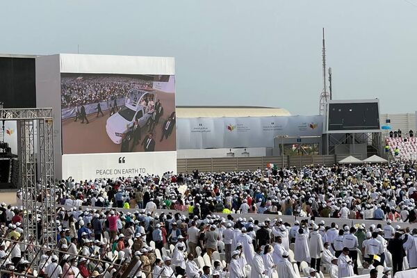 عشرات الآلاف يؤدون &ldquo;القداس الإلهي&rdquo; بحضور بابا الفاتيكان في البحرين