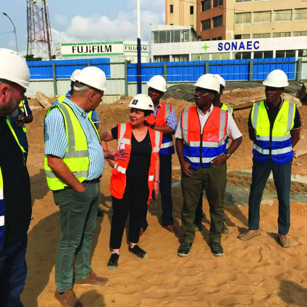 معمارية عراقية من أبناء شعبنا تمزج البناء بالفن في أفريقيا