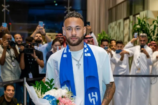 صليب اللاعب نيمار في السعودية حديث الجمهور