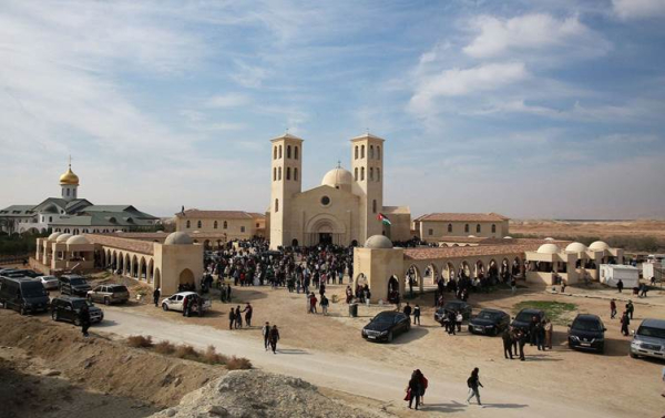 نحو 5 آلاف كاثوليكي يحجون الى "المغطس" على نهر الاردن