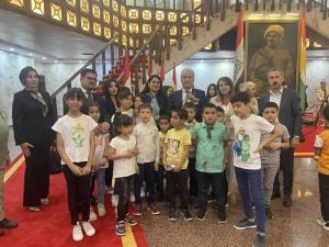 رئيس لجنة حقوق الانسان مع مجموعة من اطفال اليتامى